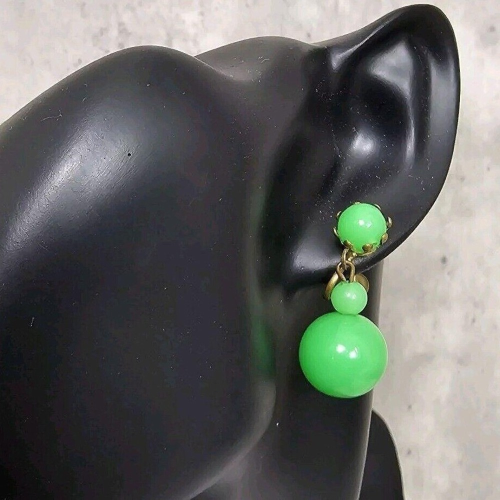 Vintage Neonβ Green Lucite Graduated Bead Drop Earrings Goldtone Screw Back MCM